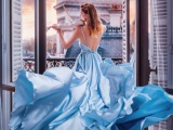 Фотограф снимает девушек в потрясающих платьях в самых подходящих для них местах