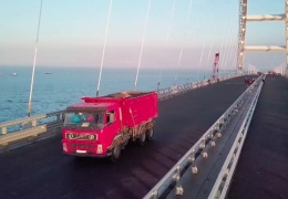Проверка на прочность: по Крымскому мосту прошла колонна 35-тонных самосвалов