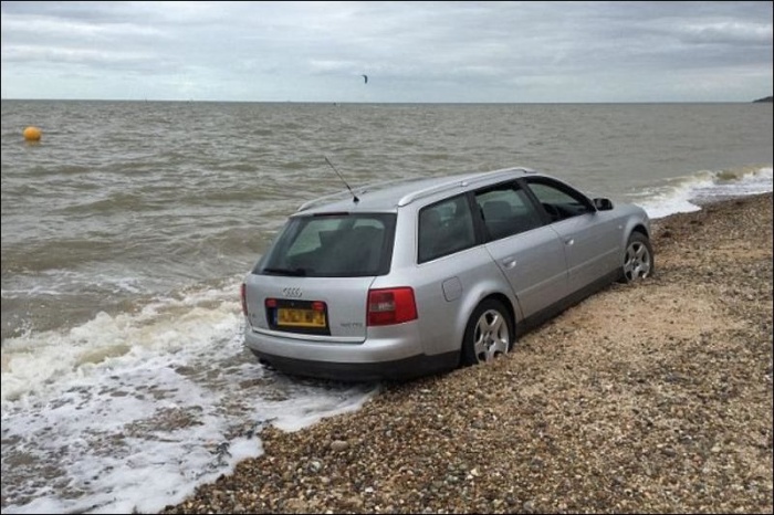 Зря хозяин припарковал Audi на берегу во время прилива