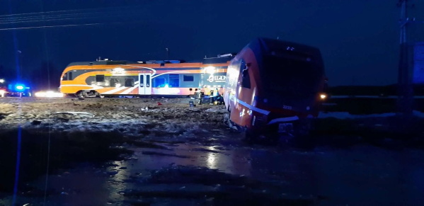 Под Тарту пассажирский поезд столкнулся с грузовиком: есть пострадавшие