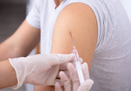 Решение о сроках начала вакцинации людей младше 50 лет перенесли на следующую неделю