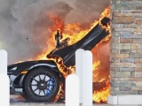 Новенький McLaren сгорел дотла на заправке сразу после того, как владелец купил его