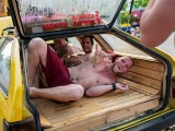  Горячие эстонские парни устроили в машине сауну 