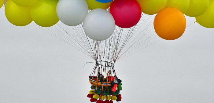Американец решил перелететь Атлантический океан на 300 воздушных шарах 