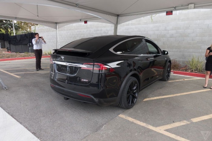 Tesla представила новый кроссовер Model X