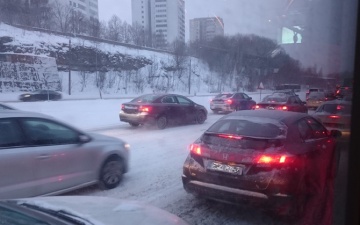 Снегопад стал причиной ряда ДТП на дорогах Эстонии, на Лаагна в час пик образовались пробки 
