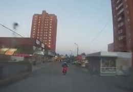 ВИДЕО: убегающего от полиции скутериста в Ласнамяэ остановила случайная прохожая 