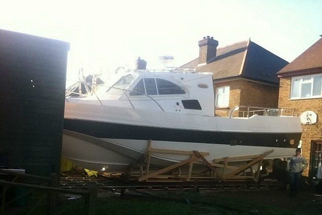 Отец с сыном построили на заднем дворе дома собственную яхту