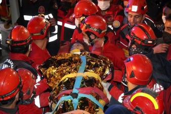 В Турции спасли девушку, которая больше двух суток провела под развалинами после землетрясения 