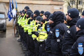 ФОТО: полиция в преддверии годовщины ЭР провела праздничное построение в Нарве 