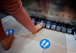 Торговый центр в Таиланде установил педали в лифтах 