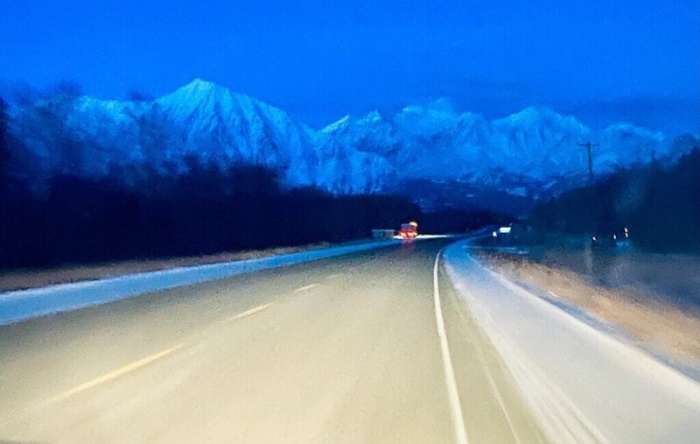 Мужчина проехал 1600 км в снежную бурю, чтобы отвезти незнакомцев на Аляску