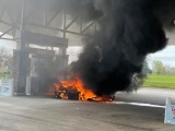  Новенький McLaren сгорел дотла на заправке сразу после того, как владелец купил его