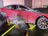  Электрокар Tesla Model S сгорел прямо на парковке сервисного центра