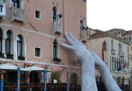 В Венеции появилась скульптура, представляющая собой торчащие из воды руки