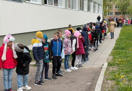 ФОТО: ученики Нарвской Солдинаской гимназии вышли на пикет