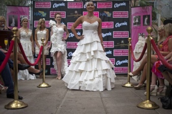 Удивительные свадебные платья из туалетной бумаги
