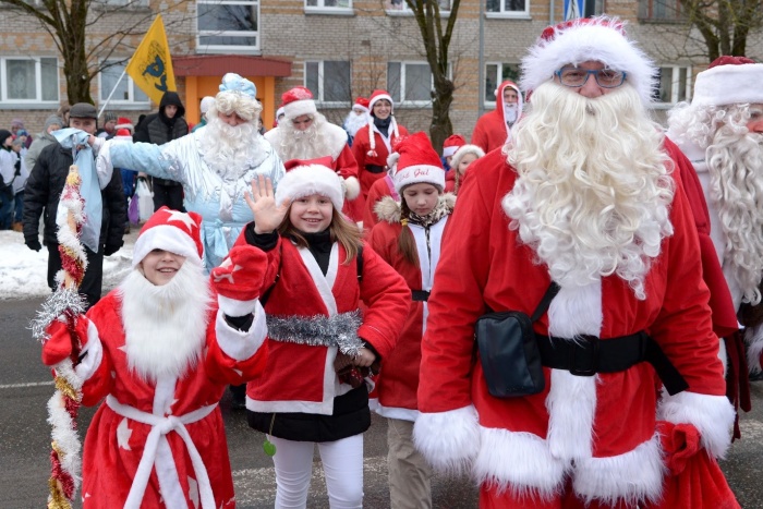В Нарве прошел фестиваль Санта Клаусов, Дедов Морозов и Йыулувана