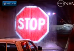 В Австралии борются с невнимательностью водителей с помощью воды и проектора