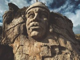  Перуанский скульптор высек в скале гигантские фигуры древних богов