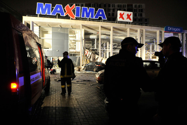 В Риге при обрушении крыши супермаркета Maxima погибло 32 человека