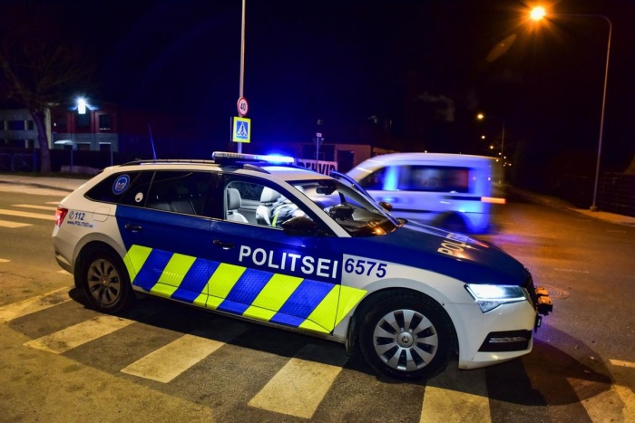 Подростки в Валга угнали два автомобиля и обокрали учебное заведение