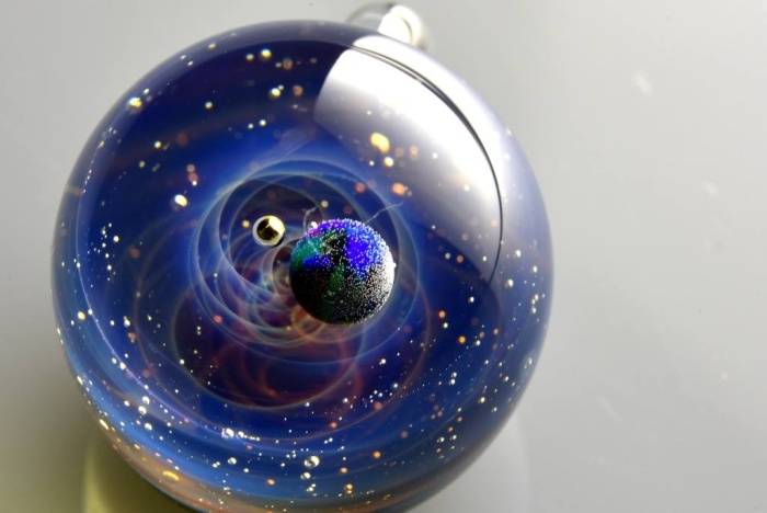Вселенная в стеклянных шарах Сатоши Томизу