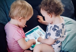 Исследование: каждый пятый ребенок до трех лет в Эстонии ежедневно пользуется смартфоном 