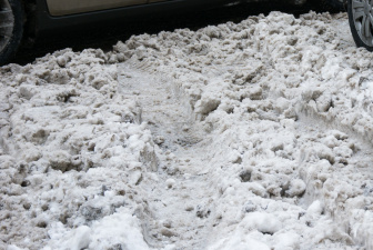 Жители Йыхви недовольны заваленными снегом улицами 