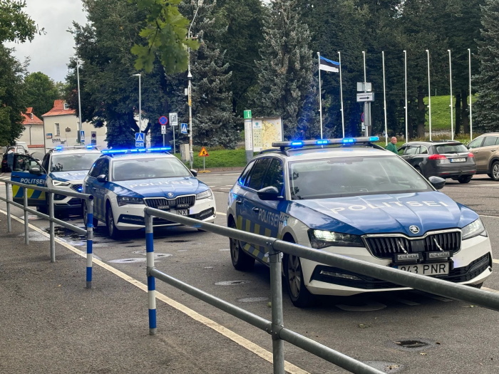 ФОТО | ЧТО ПРОИСХОДИТ? Трезветь пришлось стремительно: в центре Нарвы в разгар дня произошло задержание (дополнено)