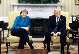 Трамп отказался пожать руку Меркель в Белом доме