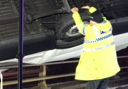  В Великобритании полицейский удерживал автомобиль, зависший на краю моста