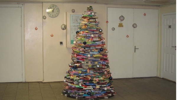 В Нарвской библиотеке установили елку из книг