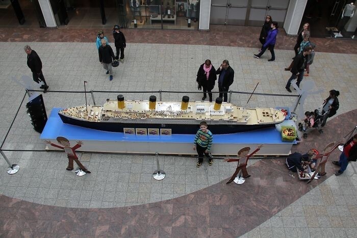 Мальчик-аутист собрал гигантскую ЛЕГО-копию "Титаника"