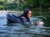  Бабушки, которые плавают по 3 км с 200 канистрами за спиной, чтобы набрать чистой воды
