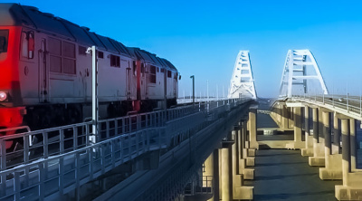 По Крымскому мосту проехали пробные двухэтажные поезда 